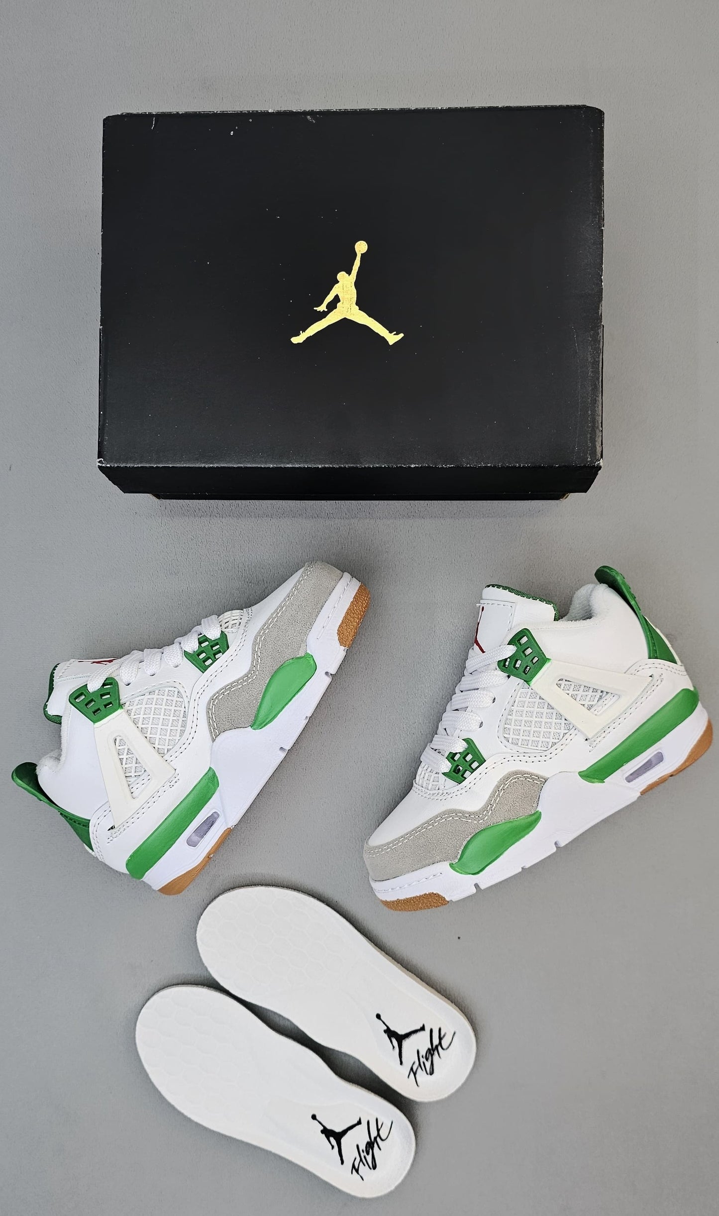 NIKE JORDAN RETRO 4